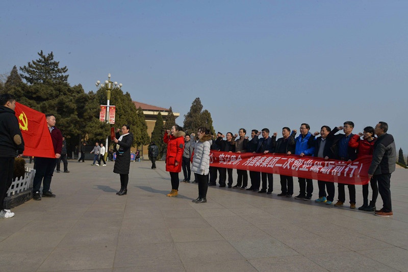 图为参加红色之旅的党员及预备党员在西柏坡纪念馆广场时任中共中央五大书记雕像前入党宣誓.jpg